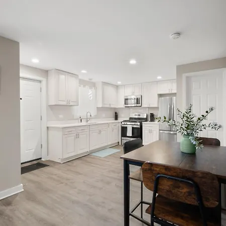 Quiet Townhome, Near Lakefront And Downtown - Superfast Wifi