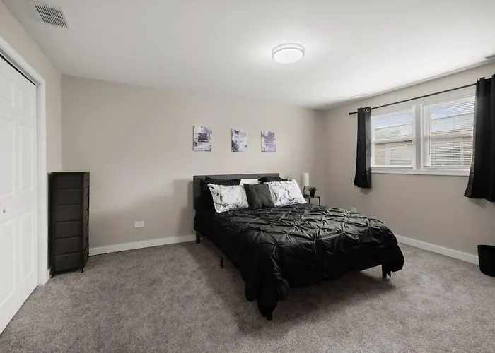 3 Level 10 Min To The Beach, Near Downtown Apartment